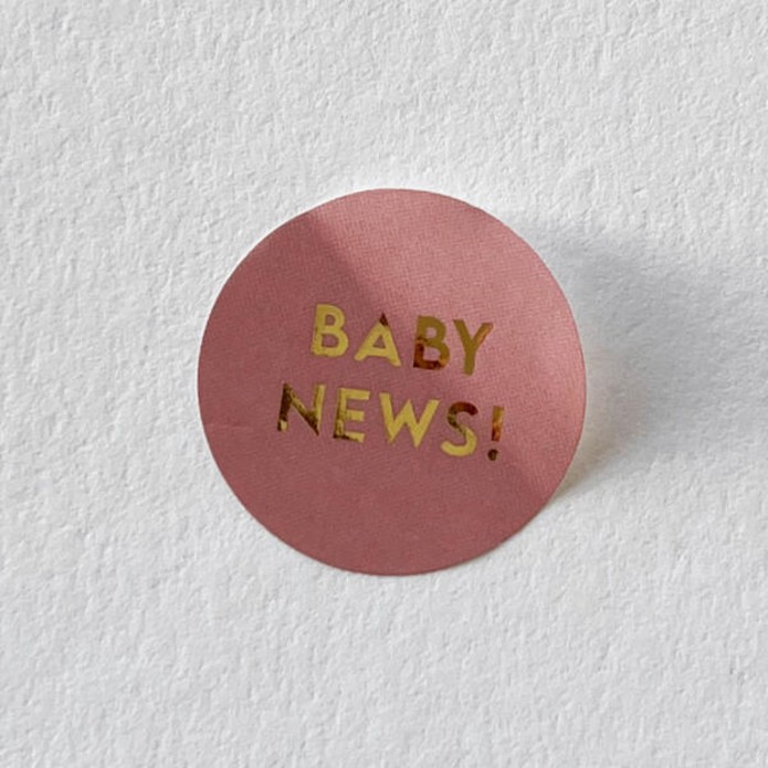 Sluitsticker paars, goud babynews